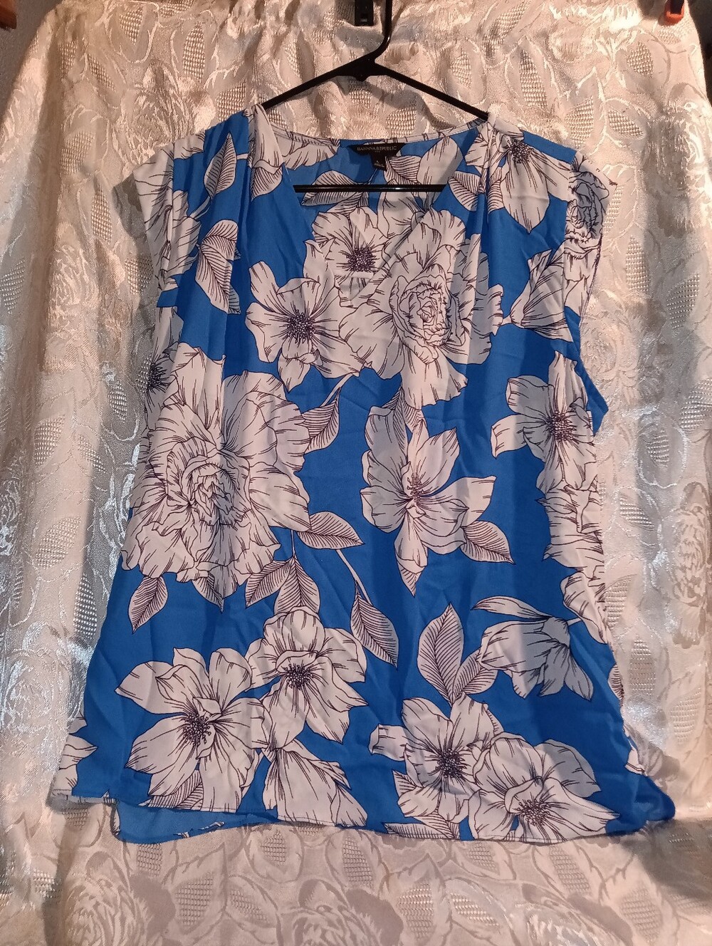 Banana Republic Woman’s Blue And White Floral V-Neck Sleeveless Pullover L